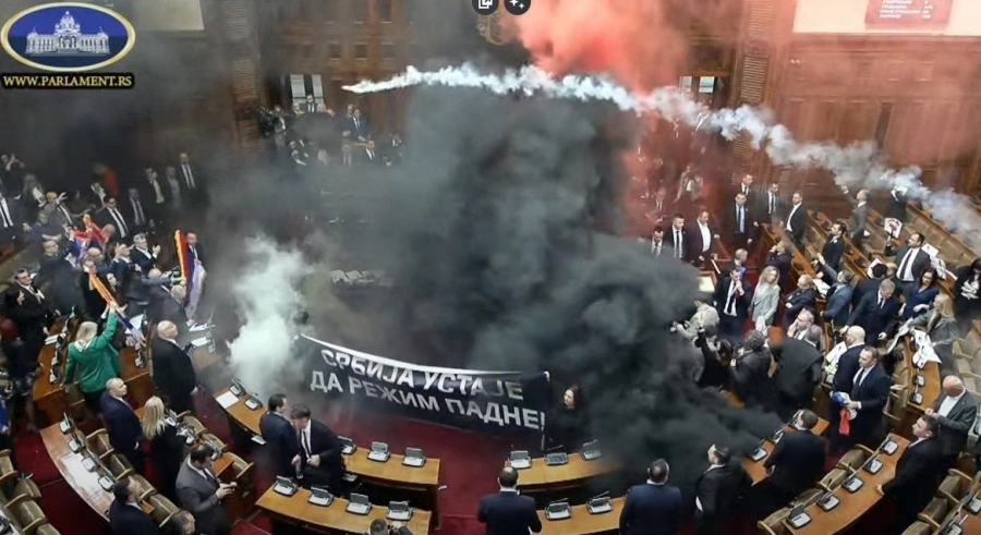 Kaos u srbijanskom parlamentu: Oporba bacala dimne bombe